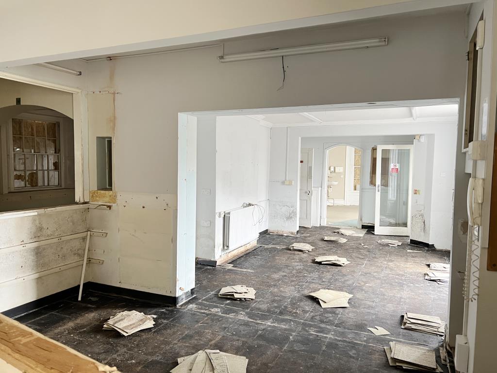 Lot: 150 - LANDMARK FREEHOLD BUILDING WITH PLANNING FOR REDEVELOPMENT - Reception area of former surgery